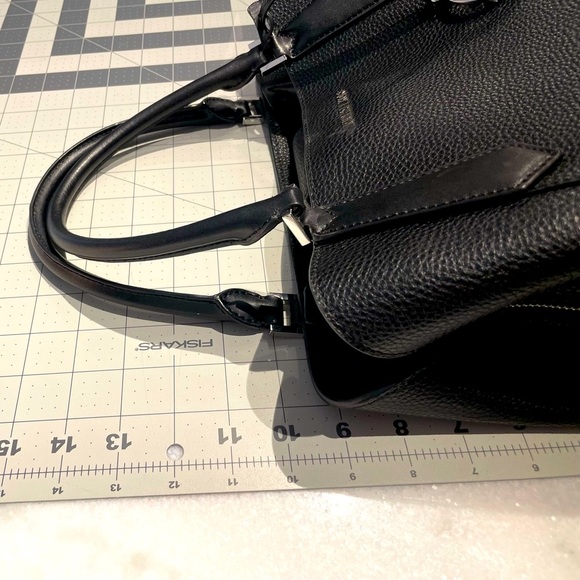 🎉🎉🎉SOLD🎉🎉🎉Black & Silver Michael Kors Purse - Picture 9 of 10